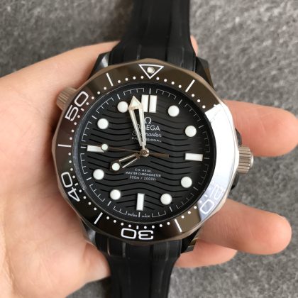 2025112415014239 420x420 - 頂級歐米茄復刻表VS新海馬300陶瓷鈦海馬歐米家的黑暗騎士